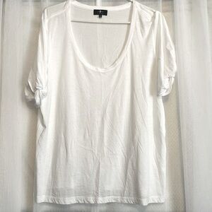 7 for all mankind women’s tee white top size MED in like New condition